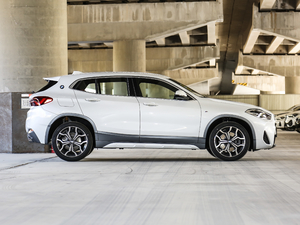 2021sDrive25i MԽҰb w^