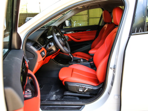 2021款sDrive25i M运动套装 前排空间
