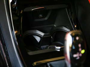 2021sDrive25i M\b п؅^(q)