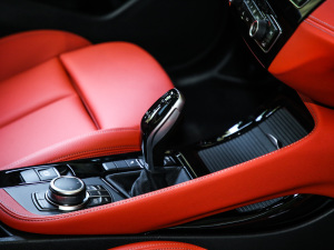 2021sDrive25i M\b п؅^(q)