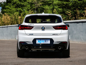 2021款xDrive25i 曜夜版 正后	