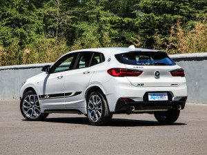 2021款xDrive25i 曜夜版 左后45度