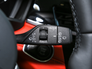 2021Ŀ sDrive25i M\b п؅^(q)