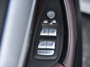 2021款改款 sDrive25i 曜夜版  主驾车窗控制区	