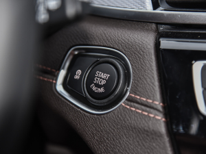 2021Ŀ sDrive25i ҹ  п؅^