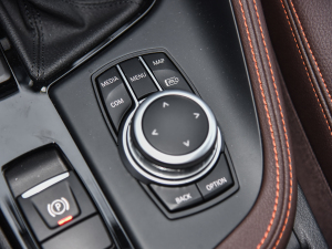 2021Ŀ sDrive25i ҹ  п؅^