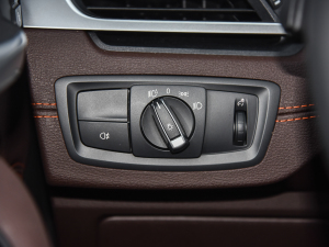 2021Ŀ sDrive25i ҹ  п؅^