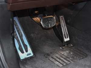 2021Ŀ sDrive25i ҹ  п؅^