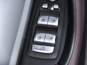 2021Ŀ sDrive25i ҹ  п؅^