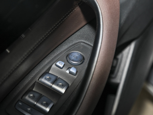 2021Ŀ sDrive25i MԽҰb п؅^