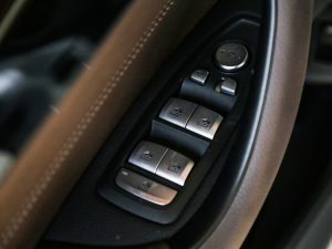 2021款改款 sDrive20Li 尊享型 主驾车窗控制区	