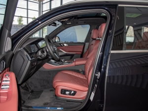 2022款xDrive 40Li M运动套装 前排空间