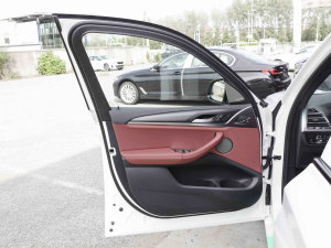 2022Ŀ xDrive30i  Mҹb {λ܇T