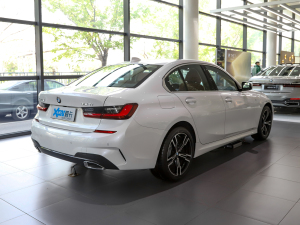 2022Ŀ 325i M\b Һ45