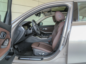 2022Ŀ 325Li M\b ǰſg