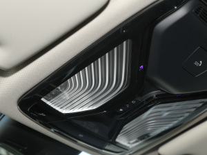 2022Ŀ 325Li M\b п؅^