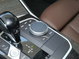 2022Ŀ 325Li M\b п؅^