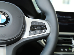 2022Ŀ 325Li M\b п؅^