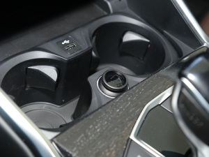 2022Ŀ 325Li M\b п؅^