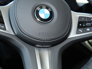 2022Ŀ 325Li M\b п؅^