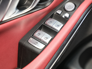 2022Ŀ 330Li xDrive M\ҹb п؅^