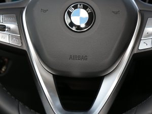 2022Ŀ 320i \b п؅^