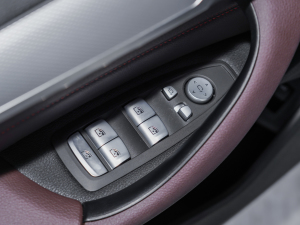 2022款sDrive25i 曜夜版 主驾车窗控制区	