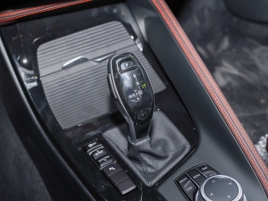 2022款sDrive25i 曜夜版 换挡杆
