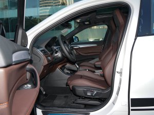 2022款xDrive25i 曜夜版 前排空间