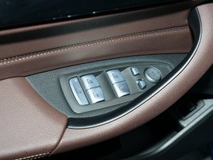 2022款sDrive25i M越野套装 主驾车窗控制区	