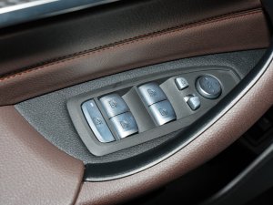 2022款sDrive25i 锋芒版 主驾车窗控制区	