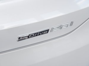 2022sDrive25i M\b ^