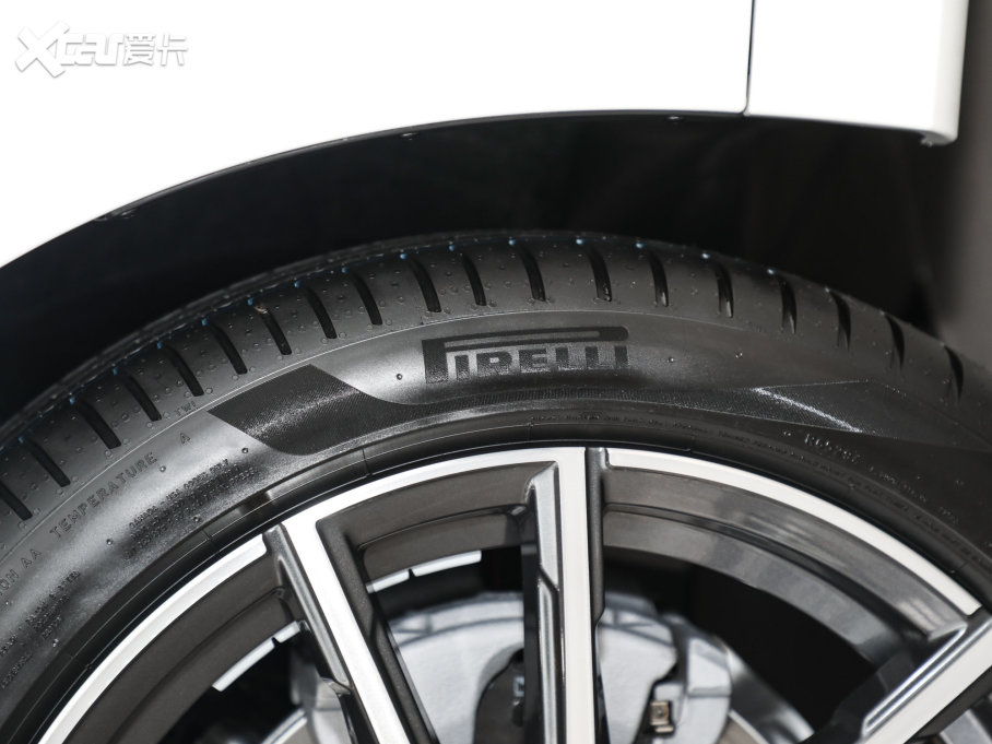 2023��R3ϵ 325Li M�\�����b