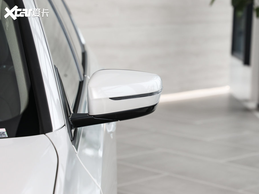 2023��R3ϵ 325Li M�\�����b