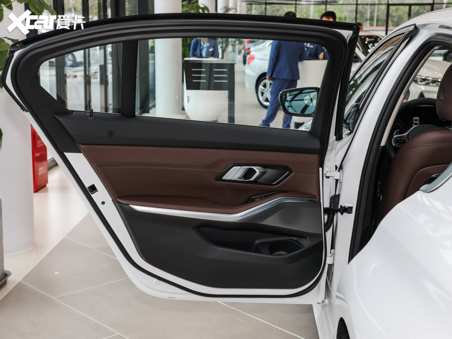 2023��R3ϵ 325Li M�\�����b