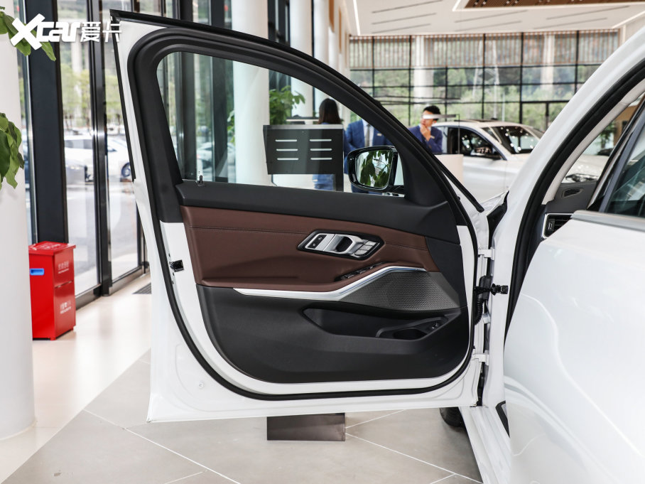 2023��R3ϵ 325Li M�\�����b