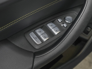 2023sDrive 25i ڰ п؅^