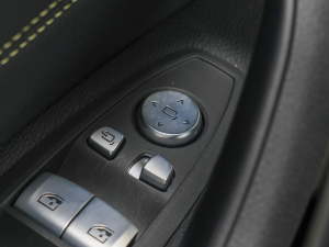 2023sDrive 25i ڰ п؅^