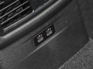 2023sDrive 25i ڰ п؅^