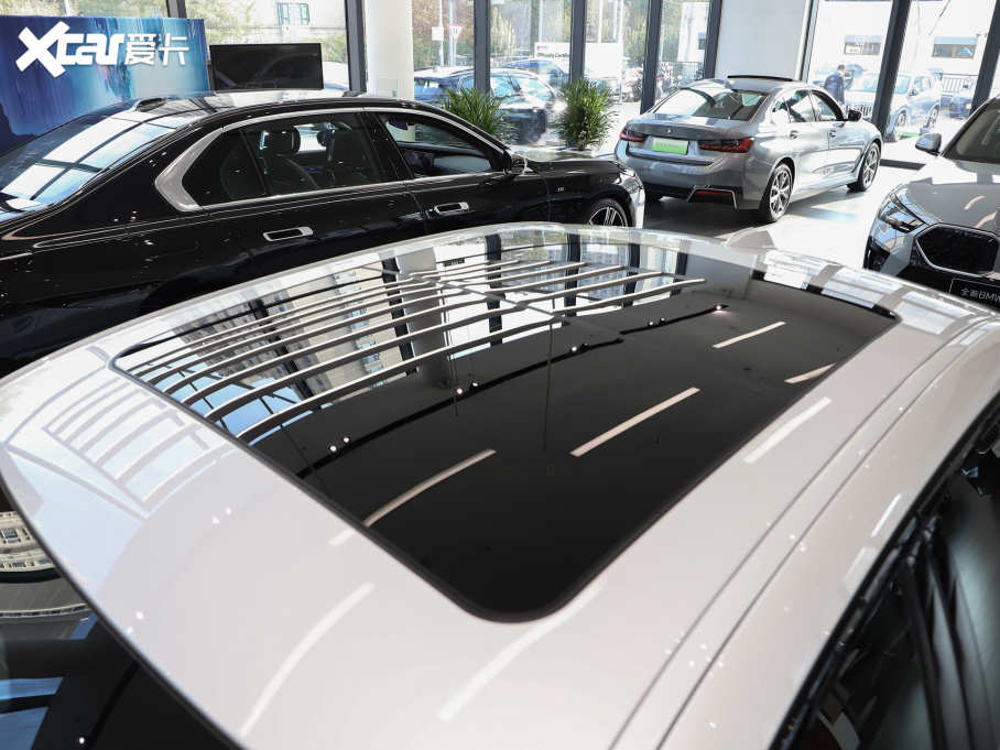 2025R3ϵ 330Li M\ҹb