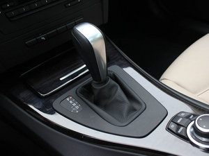 2011款325i 豪华版 换挡杆