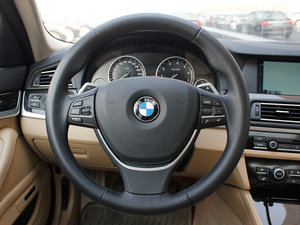 2013款535Li 领先版 方向盘