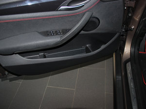 2014款sDrive20i 运动设计套装 前门储物空间