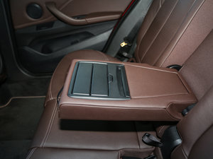 2016款sDrive20Li 豪华型 后排中央扶手