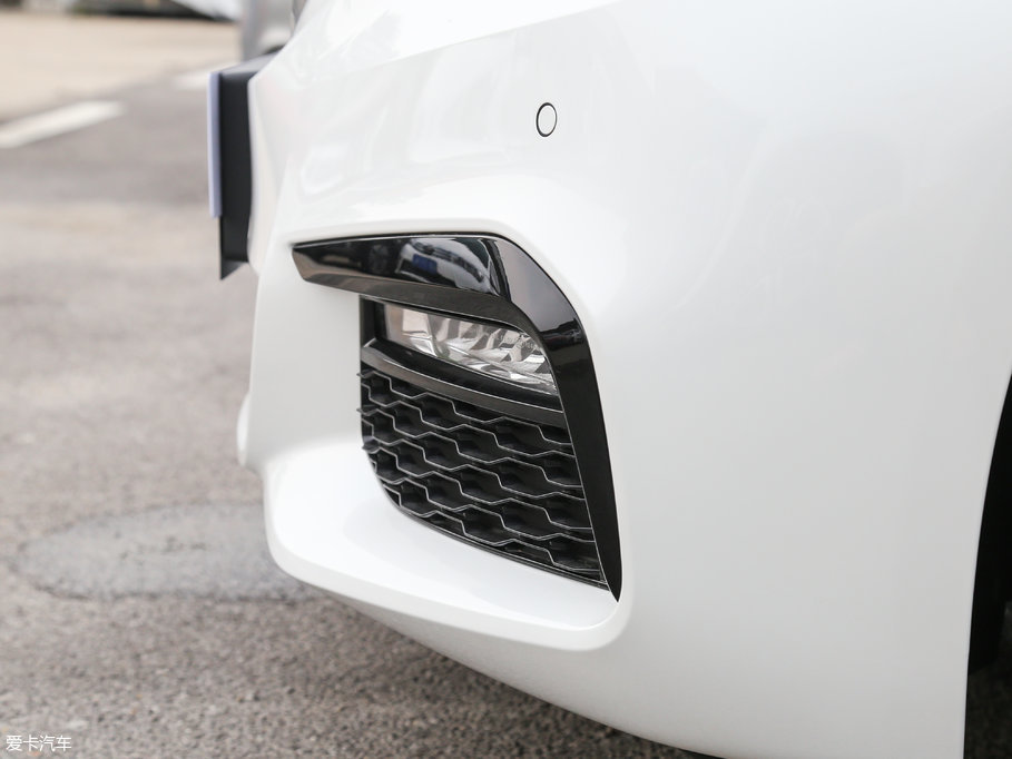 2018R5ϵ 530Li I(lng) M\(yn)(dng)b