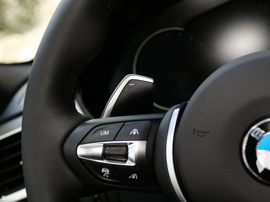 2018��R3ϵ 330i M�\����ҹ��