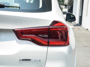 2018xDrive 25i M\b β