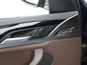 2018xDrive 25i M\b g