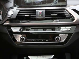 2018xDrive 25i M\b {