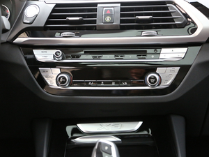 2018xDrive 25i M\b {{